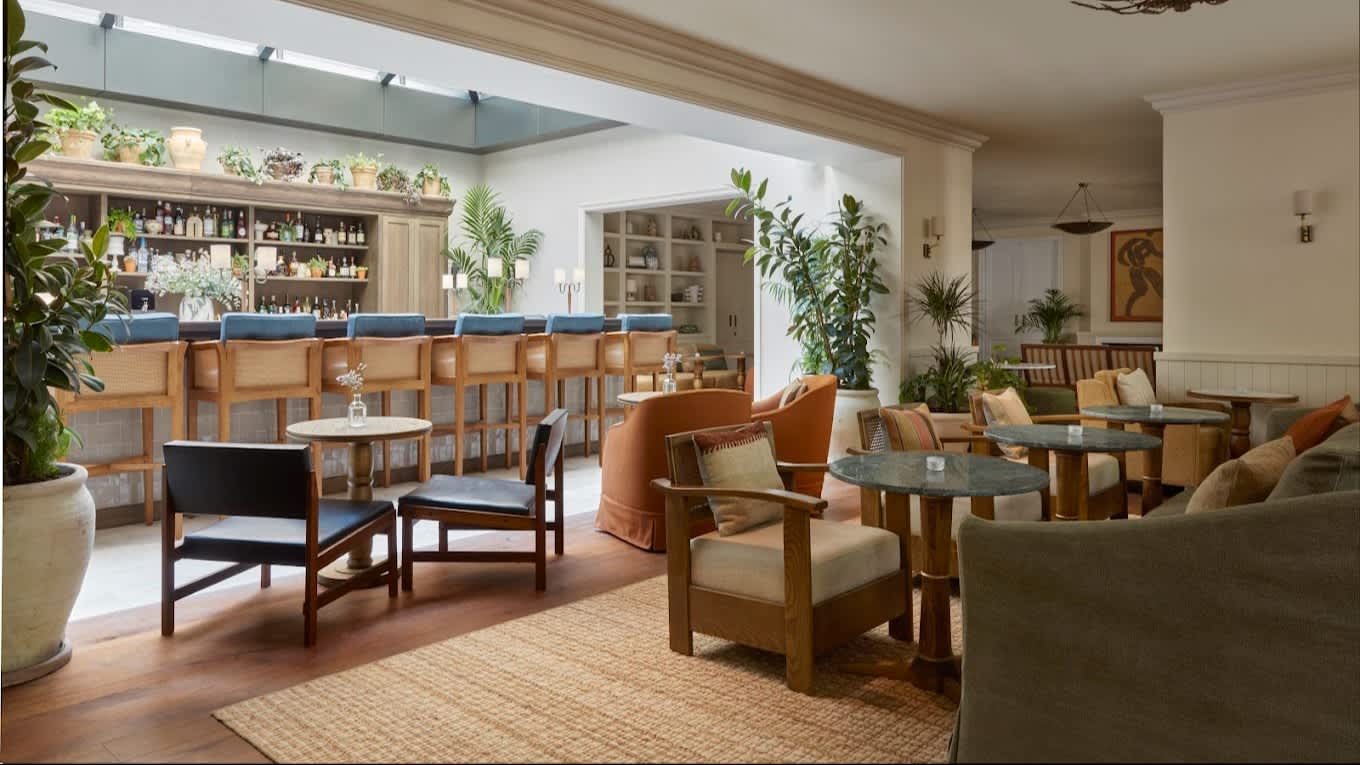 Volta Bar lounge interior at Hotel Borneta